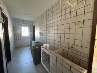 Linda casa no bairro Farolândia em ótima localização.