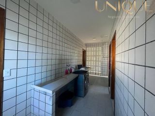 Linda casa no bairro Farolândia em ótima localização.