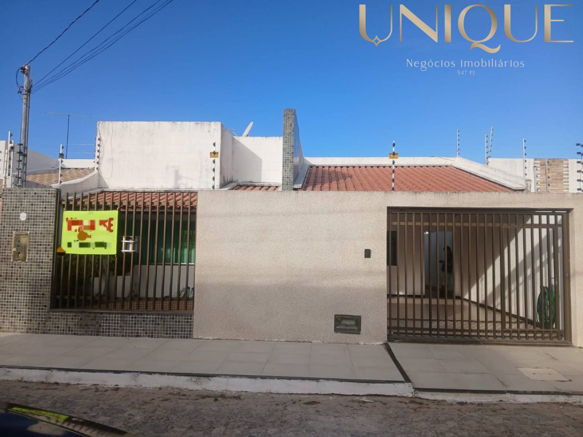 Excelente casa com 3 quartos, sendo 2 suítes e piscina na Aruana.