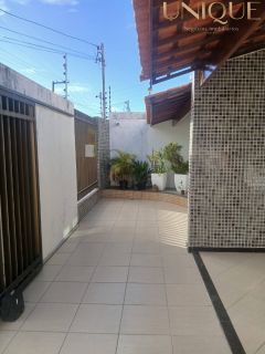 Excelente casa com 3 quartos, sendo 2 suítes e piscina na Aruana.