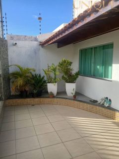 Excelente casa com 3 quartos, sendo 2 suítes e piscina na Aruana.