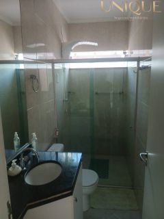 Excelente casa com 3 quartos, sendo 2 suítes e piscina na Aruana.