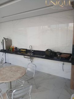 Excelente casa com 3 quartos, sendo 2 suítes e piscina na Aruana.