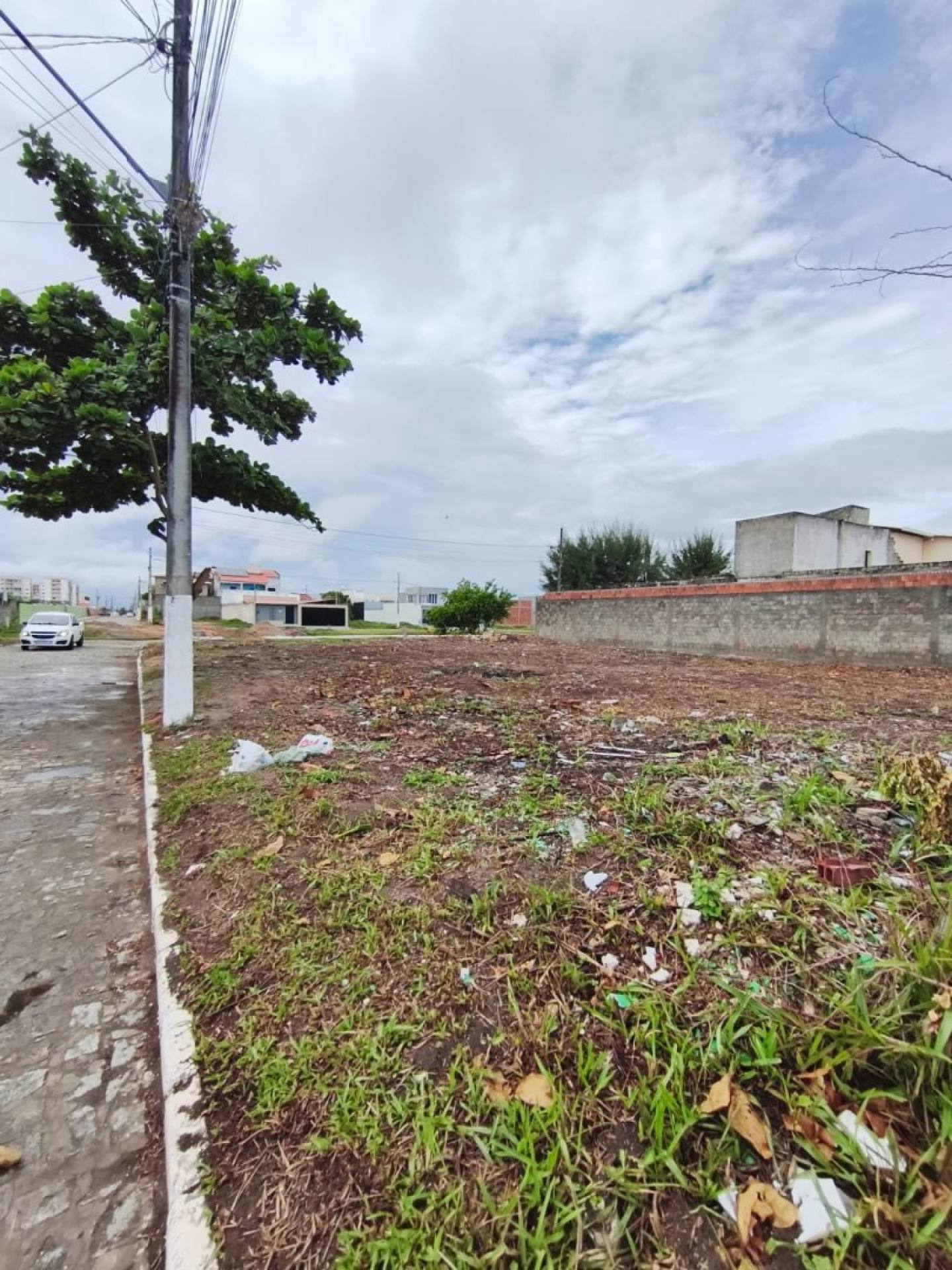 Terreno com 311m² em área residencial no Bairro Aruana, Aracaju.
