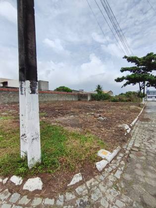 Terreno com 311m² em área residencial no Bairro Aruana, Aracaju.