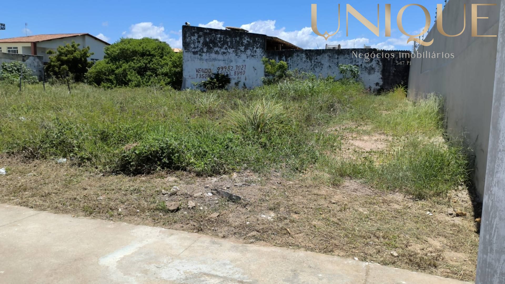 Excelente lote em ótima localização no Bairro Aruana, há poucos minutos da praia.