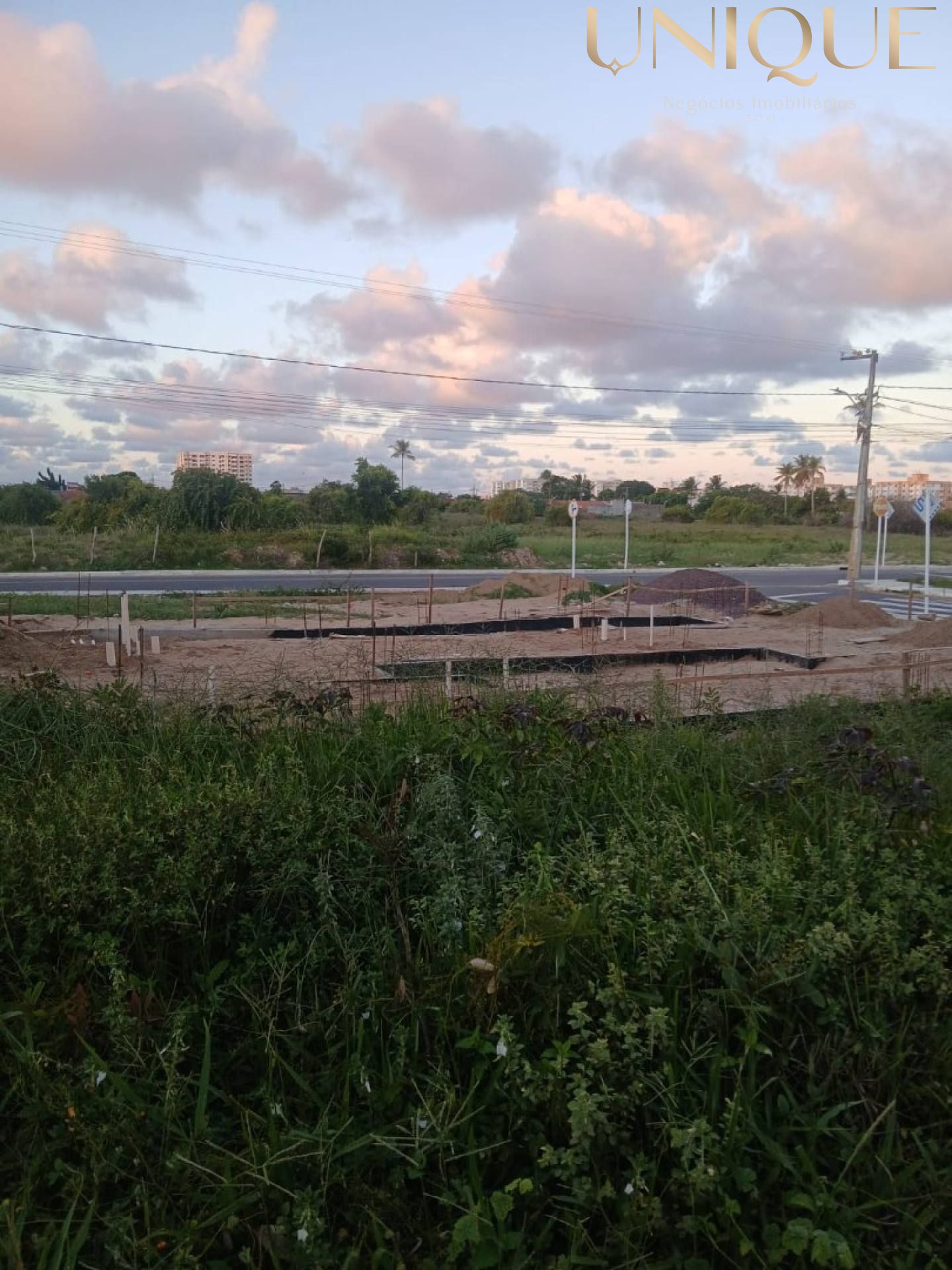 Terreno com 180 metros em área residencial no bairro Aruana, excelente oportunidade.