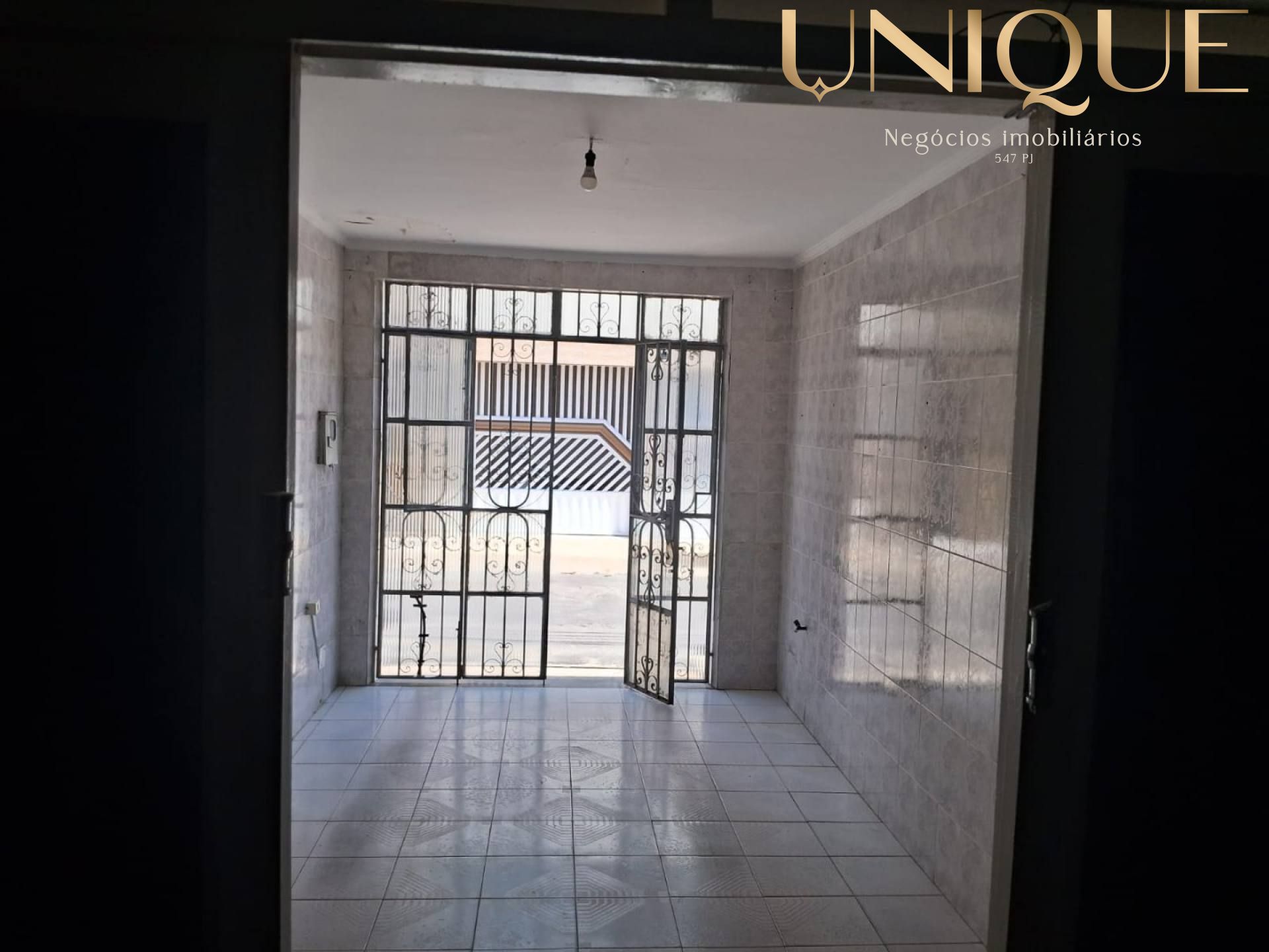 Casa 2/4 no Industrial (Escritura)