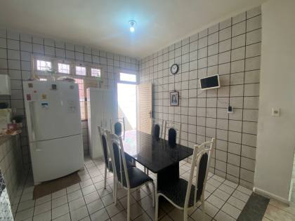 Casa ampla e sofisticada à venda no bairro Luzia!
