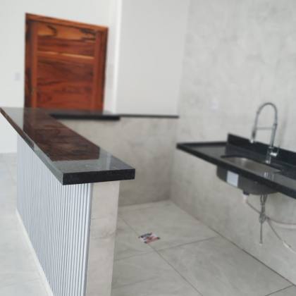 Excelente casa com 2 quartos, sendo um suíte no Luar da Barra II.