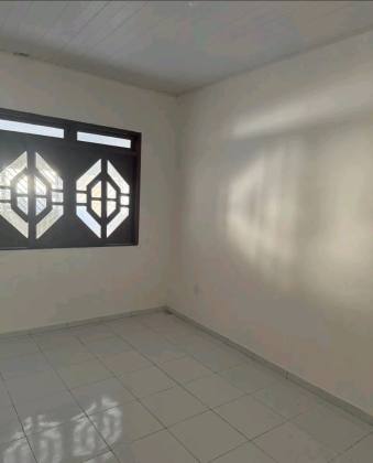 Linda casa com 3 quartos, sendo um suíte no Bairro Santo Antônio.