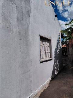 Vendo prédio com 2 pontos comerciais e casa no fundo