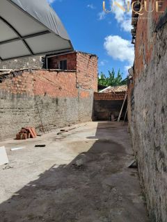 Vendo prédio com 2 pontos comerciais e casa no fundo