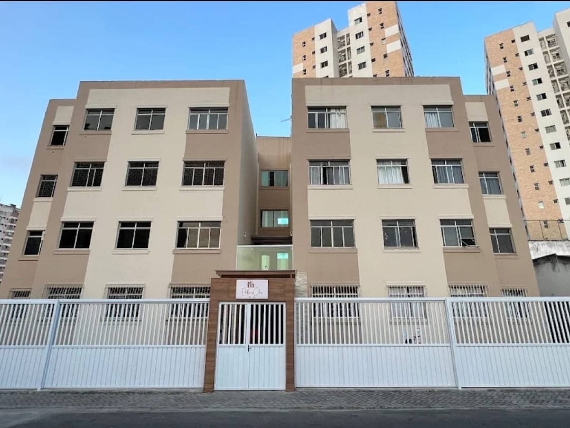 Excelente apartamento com 3 quartos, sendo um suíte no Edifício Clea, bairro Luzia.