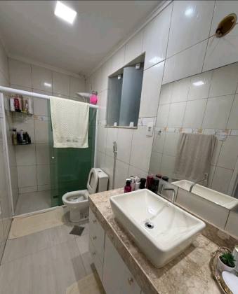 Excelente apartamento com 3 quartos, sendo um suíte no Edifício Clea, bairro Luzia.