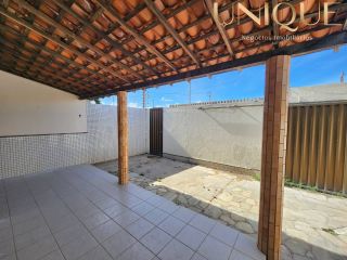 Casa de 2/4 e 1 suíte na Aruana