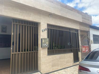 Casa com ponto comercial no João Alves