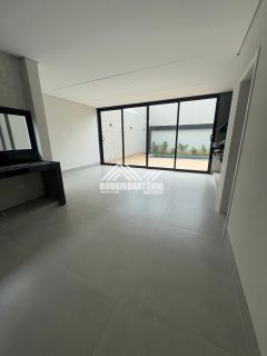 Linda Casa à Venda no bairro Ibituruna!