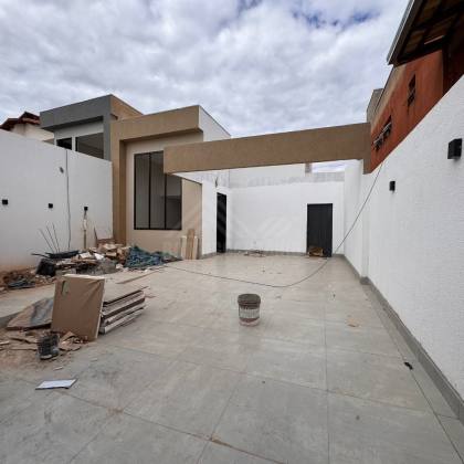 Casa com Garagem Coberta com 3 quartos 1 suítes no bairro Canelas