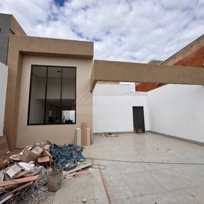 Casa com Garagem Coberta com 3 quartos 1 suítes no bairro Canelas