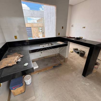 Casa em fase de acabamentos com 3 quartos 1 suítes no bairro Interlagos