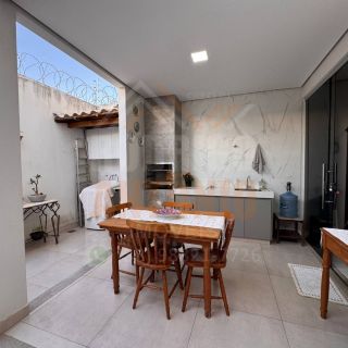 Sobrado à venda com 3 quartos sendo 1 suíte no bairro Jardim Panorama