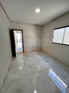 LINDA CASA A VENDA NO RESIDENCIAL SUL, 3 QUARTOS SENDO 1 SUÍTE