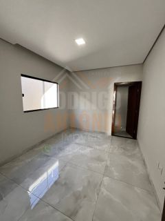 LINDA CASA A VENDA NO RESIDENCIAL SUL, 3 QUARTOS SENDO 1 SUÍTE