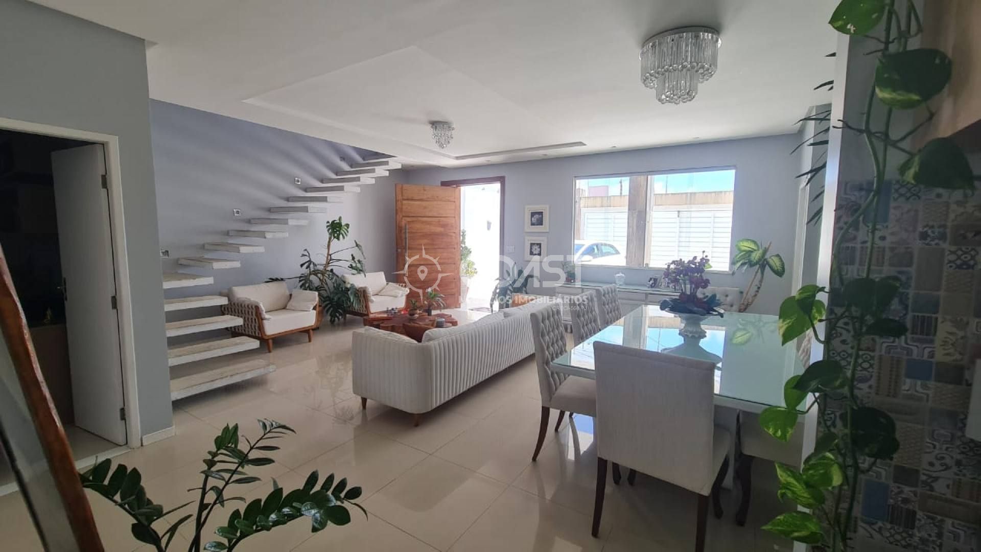 Casa com dois pavimentos (duplex), 04 quartos e 03 suítes, para Vender na Aruana