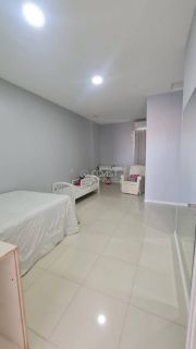 Casa com dois pavimentos (duplex), 04 quartos e 03 suítes, para Vender na Aruana