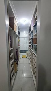 Casa com dois pavimentos (duplex), 04 quartos e 03 suítes, para Vender na Aruana