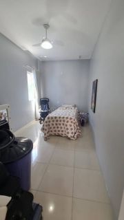 Casa com dois pavimentos (duplex), 04 quartos e 03 suítes, para Vender na Aruana