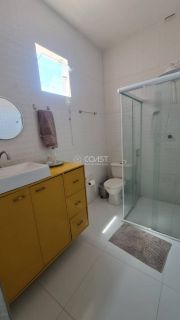 Casa com dois pavimentos (duplex), 04 quartos e 03 suítes, para Vender na Aruana