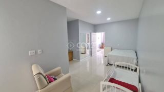 Casa com dois pavimentos (duplex), 04 quartos e 03 suítes, para Vender na Aruana