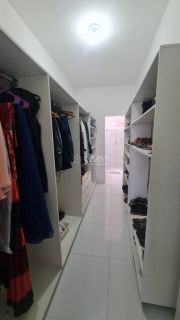 Casa com dois pavimentos (duplex), 04 quartos e 03 suítes, para Vender na Aruana