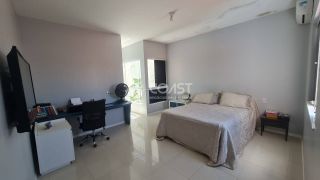 Casa com dois pavimentos (duplex), 04 quartos e 03 suítes, para Vender na Aruana