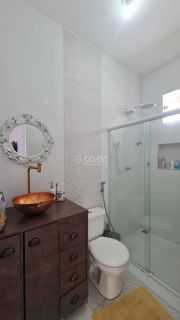 Casa com dois pavimentos (duplex), 04 quartos e 03 suítes, para Vender na Aruana