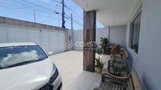 Casa com dois pavimentos (duplex), 04 quartos e 03 suítes, para Vender na Aruana
