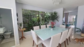 Casa com dois pavimentos (duplex), 04 quartos e 03 suítes, para Vender na Aruana