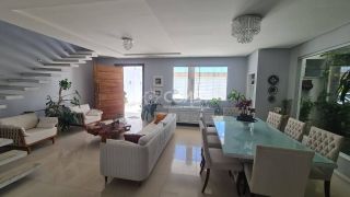 Casa com dois pavimentos (duplex), 04 quartos e 03 suítes, para Vender na Aruana