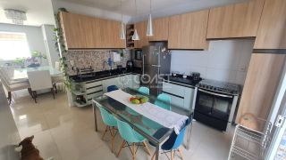Casa com dois pavimentos (duplex), 04 quartos e 03 suítes, para Vender na Aruana