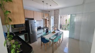 Casa com dois pavimentos (duplex), 04 quartos e 03 suítes, para Vender na Aruana