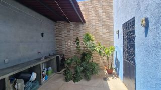 Casa com dois pavimentos (duplex), 04 quartos e 03 suítes, para Vender na Aruana