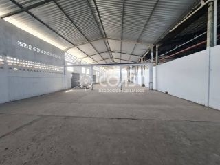 Oportunidade. Aluga-se Galpão Comercial com Doca de 850m².