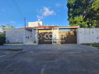 Vendo Excelente Casa Comercial na Melhor Localização da Farolândia.