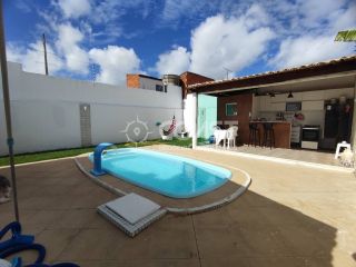 Casa à venda na Aruana com piscina.