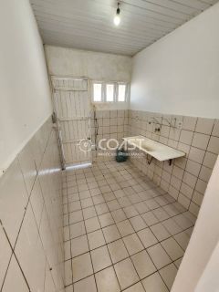 VENDO EXCELENTE CASA COMERCIAL COM LOCALIZAÇÃO ESTRATÉGICA.