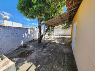 VENDO EXCELENTE CASA COMERCIAL COM LOCALIZAÇÃO ESTRATÉGICA.