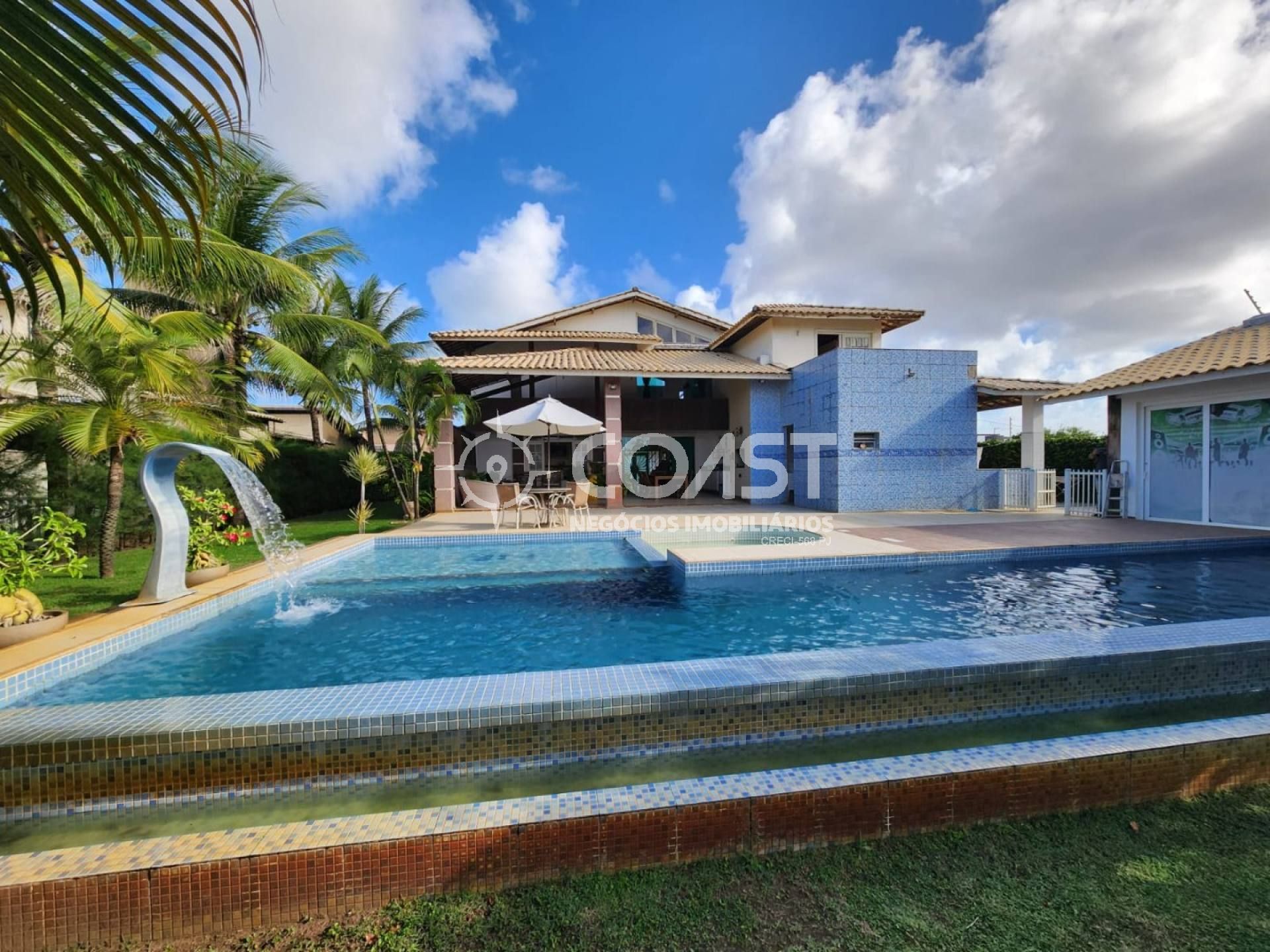 Casa de alto padrão para alugar em condomínio próximo a praia