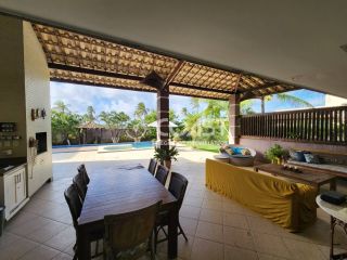 Casa de alto padrão para alugar em condomínio próximo a praia